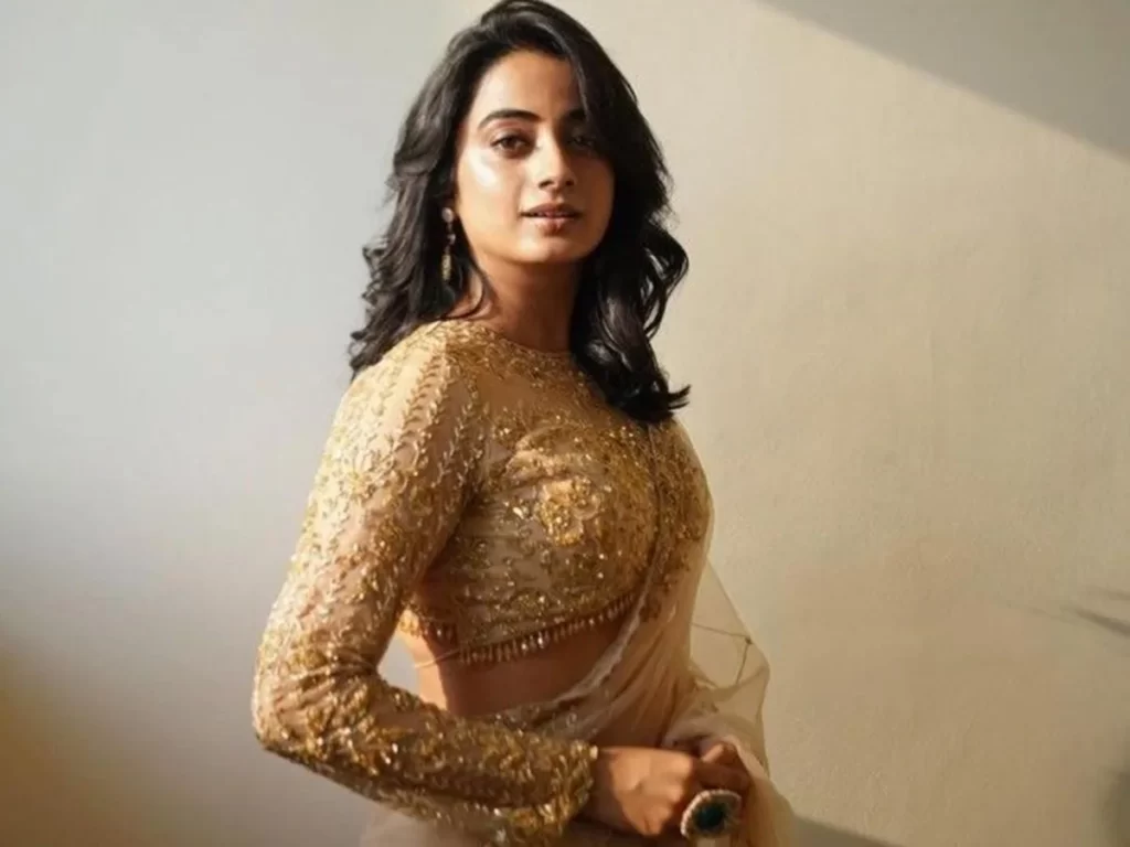 Full-sleeved with intricate gold embroidery blouse designs for Banarasi sarees